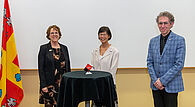 Hélène Moffet, vice-doyenne aux études en réadaptation, Janice J. Eng, conférencière invitée, et le doyen de la Faculté de médecine Julien Poitras. 