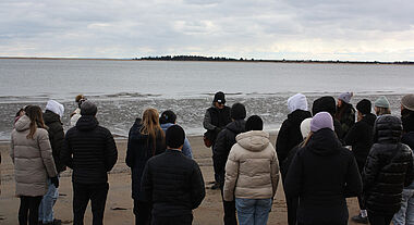 Participants sur le bord de l'eau