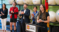 Kadia Saint-Onge s’adresse aux participants et participantes de l’activité de lancement, elle est accompagnée par Cathia Bergeron, Martin Légaré, Julien Poitras et Caroline Girard.