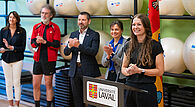 Kadia Saint-Onge s’adresse aux participants et participantes de l’activité de lancement, elle est accompagnée par Cathia Bergeron, Martin Légaré, Julien Poitras et Caroline Girard.