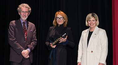 Julien Poitras, Josée Darche, directrice générale de la Fondation J.- Louis Lévesque et Caroline Sénécal