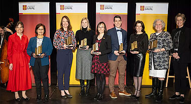 Lors de la cérémonie de remise des Prix d’excellence en enseignement 2022 (de gauche à droite) : Cathia Bergeron, vice-rectrice aux affaires étudiantes et aux études, Najat Bhiry, professeure titulaire, Julie Robitaille, professeure titulaire et directrice du programme de baccalauréat en nutrition, Claire-France Picard, professeure agrégée, Miriam Lacasse, médecin clinicienne enseignante, Pierre Duranleau-Gagnon, professeur de clinique, Marie-France Demers, professeure agrégée, Danielle Saucier, médecin clinicienne enseignante, et Sophie d’Amours, rectrice.