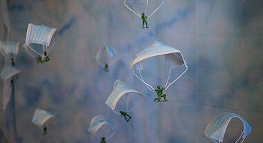 Soldats jouets en parachutes masques