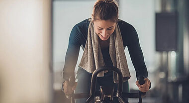 Femme sur un vélo stationnaire