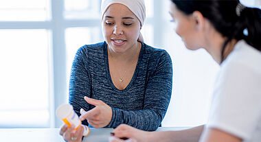 Femme en compagnie d'une professionnelle de la santé