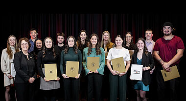 Des étudiantes et étudiants de la Faculté de médecine honorés lors du Déjeuner des étoiles académiques du Rouge et Or, accompagnés d'Hélène Moffet, vice-doyenne aux études en réadaptation de la Faculté de médecine. Crédit photo : Mathieu Bélanger