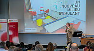 Julien Poitras, doyen de la Faculté de médecine Julien Poitras, doyen de la Faculté de médecine devant la salle