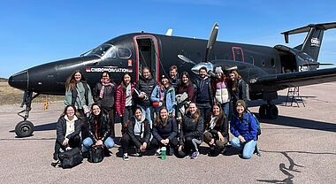 L’équipe d’Unamen devant leur petit avion