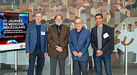 De gauche à droite : Jacques Simard, vice-doyen à la recherche et à l’innovation, Dr Jeffrey V. Ravetch, Dr Stuart H. Orkin et Abid Oueslati