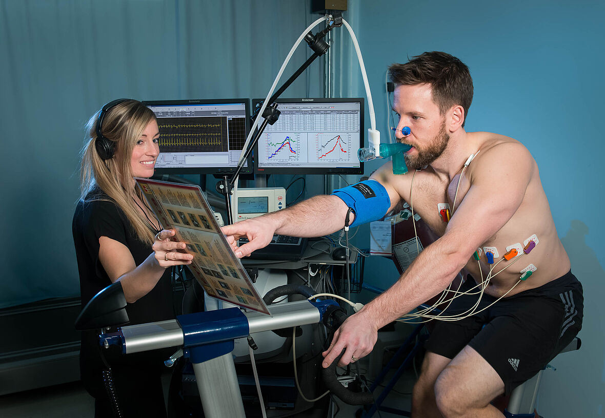 Chercheur en kinésiologie et patient faisant de l'activité physique