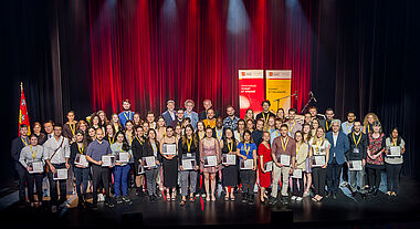 Photo de groupe de tous les célébrés et célébrées de la cérémonie des Virtuoses