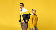 Jeune homme et jeune femme dos à dos