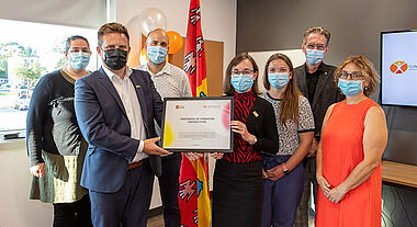Catherine Bouffard-Dumais et Antoine Groulx, gestionnaires de ProActive Santé, Samuel Boudreault, directeur du programme de médecine familiale, Miriam Lacasse, directrice médicale par intérim de la clinique, Dre Laura Béland, directrice médicale adjointe de la clinique, Julien Poitras, doyen de la Faculté de médecine et Sonia Sylvain, directrice du Département de médecine familiale et de médecine d’urgence.