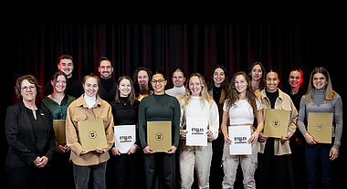 Des étudiantes et étudiants de la Faculté de médecine honorés lors du Déjeuner des étoiles académiques du Rouge et Or, accompagnés d'Hélène Moffet, vice-doyenne aux études en réadaptation de la Faculté de médecine. Crédit photo : Mathieu Bélanger