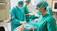 Opération pratiquée sur un patient entouré du personnel en santé