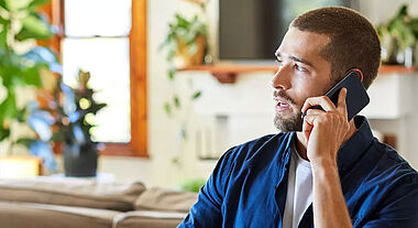 Homme qui parle au téléphone