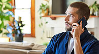 Homme qui parle au téléphone
