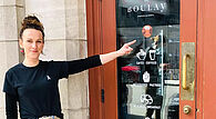 Annabelle Lefrançois, gérante de Chez Boulay — comptoir boréal, a fièrement affiché le sceau ACCES sur la porte du commerce