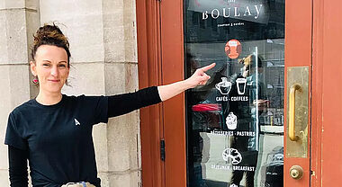 Annabelle Lefrançois, gérante de Chez Boulay — comptoir boréal, a fièrement affiché le sceau ACCES sur la porte du commerce