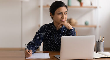 Une étudiante qui réfléchit au contenu de sa rédaction 