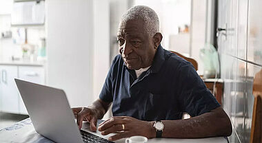 homme âgé à l'ordinateur