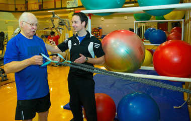 Kinésiologue conseillant un patient durant un exercice de musculation