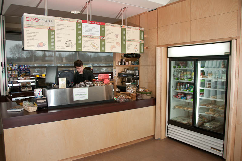 Photo du comptoir de service du Café Exocytose