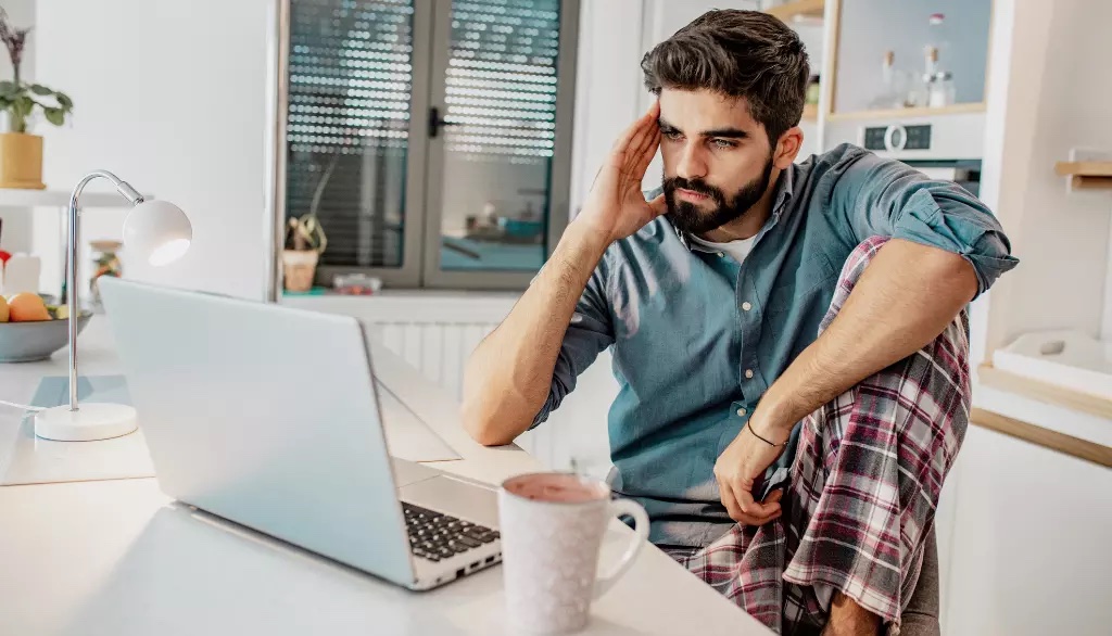 étudiant suivant un cours en ligne