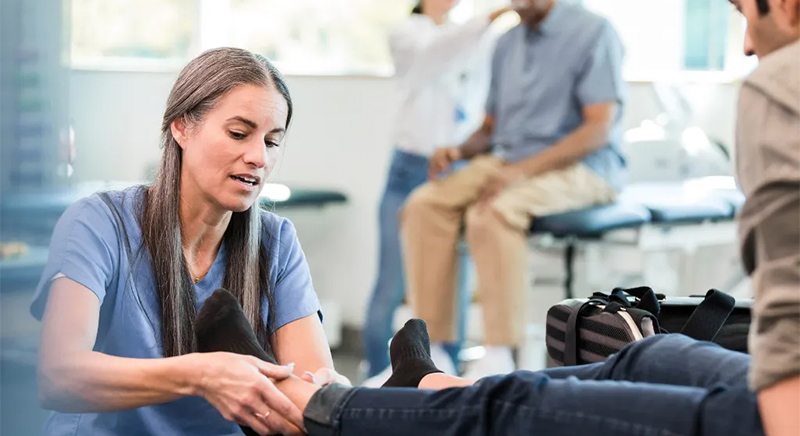 Physiothérapeutes en première ligne : en aurait-on plus pour notre argent? Une physiothérapeute examinant un patient