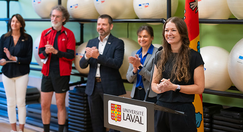 Kadia Saint-Onge s’adresse aux participants et participantes de l’activité de lancement, elle est accompagnée par Cathia Bergeron, Martin Légaré, Julien Poitras et Caroline Girard.